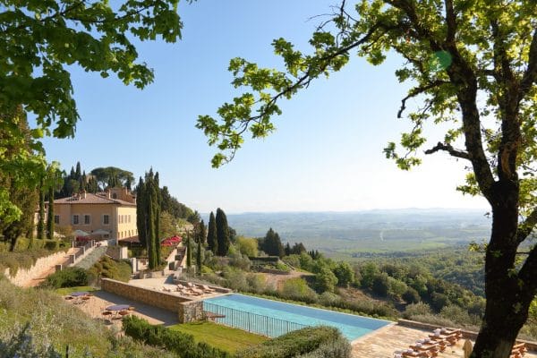 © Rosewood Castiglion del Bosco - Il Borgo mit idyllischer Pool-Landschaft
