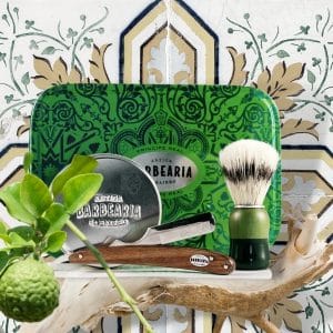 © ANTIGA BARBEARIA de Bairro PRĺNCIPE REAL - grasgrünes, botanisch inspiriertes Azulejo-Design in klassischer Rasur- und Badekosmetik